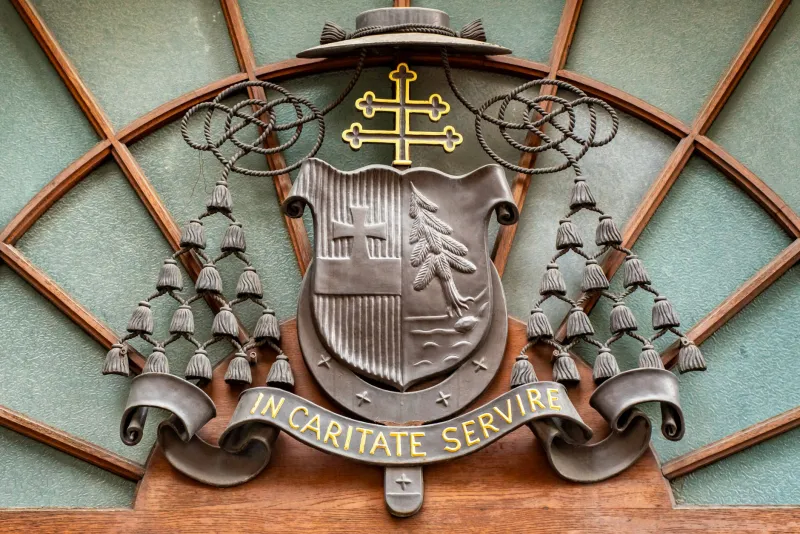 Glanz vergangener Stände: Zunftinsignien als Zeugnisse handwerklicher Identität und gesellschaftlicher Ordnung